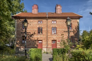 Framsidan av den röda tegelbyggnaden Annedalspojkars hus.