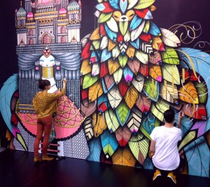 Konstnärerna Koralie och SupaKitch uppför ett verk i Tyskland (Foto: Artscape)