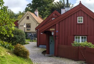 Trähus och kullerstensgata i Gathenhielmska Kulturreservatet.