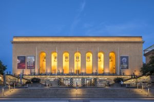 Göteborgs konstmuseum är upplyst under kvällstid