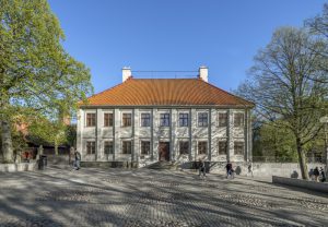 Framsidan av det gråa trähuset Gathenhielmska Huset vid Stigbergstorget