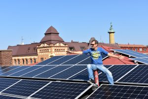 Erik Ridderstolpe sitter på taket på Musikens Hus och visar upp den nya solcellsanläggningen