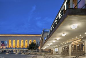 Konserthuset och Göteborgs konstmuseum är upplyst under kvällstid