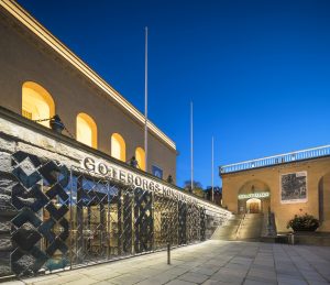 Göteborgs konstmuseum och Konsthallen är upplyst under kvällstid