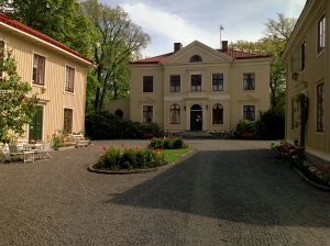 Gårdsplanen vid de tre gula trähusen på Kvibergsnäs Landeri.
