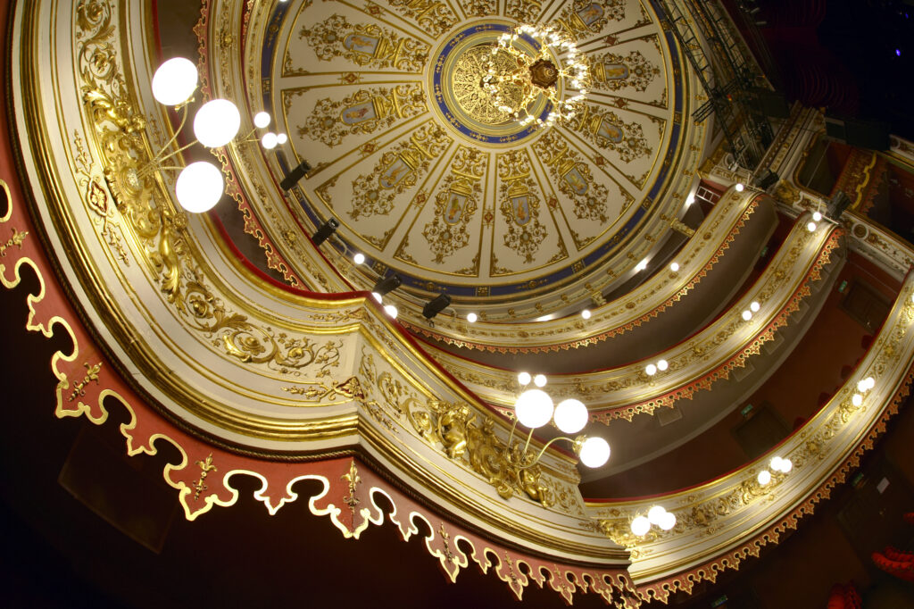Vacker inredning i guld och rött inne på Stora Teatern.
