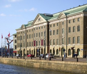 Framsidan av Göteborgs konstmuseum med kanalen som flyter förbi.