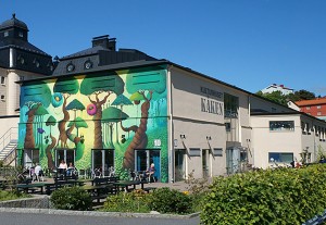 Muralmålning på Kulturhuset Kåkens fasad på Härlanda Park