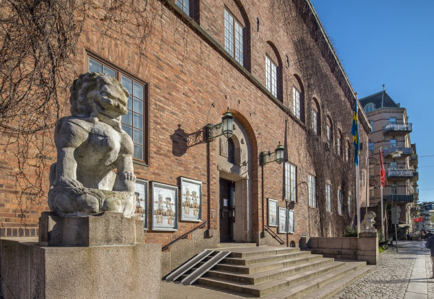 Röhsska museets entré med lejonskulptur