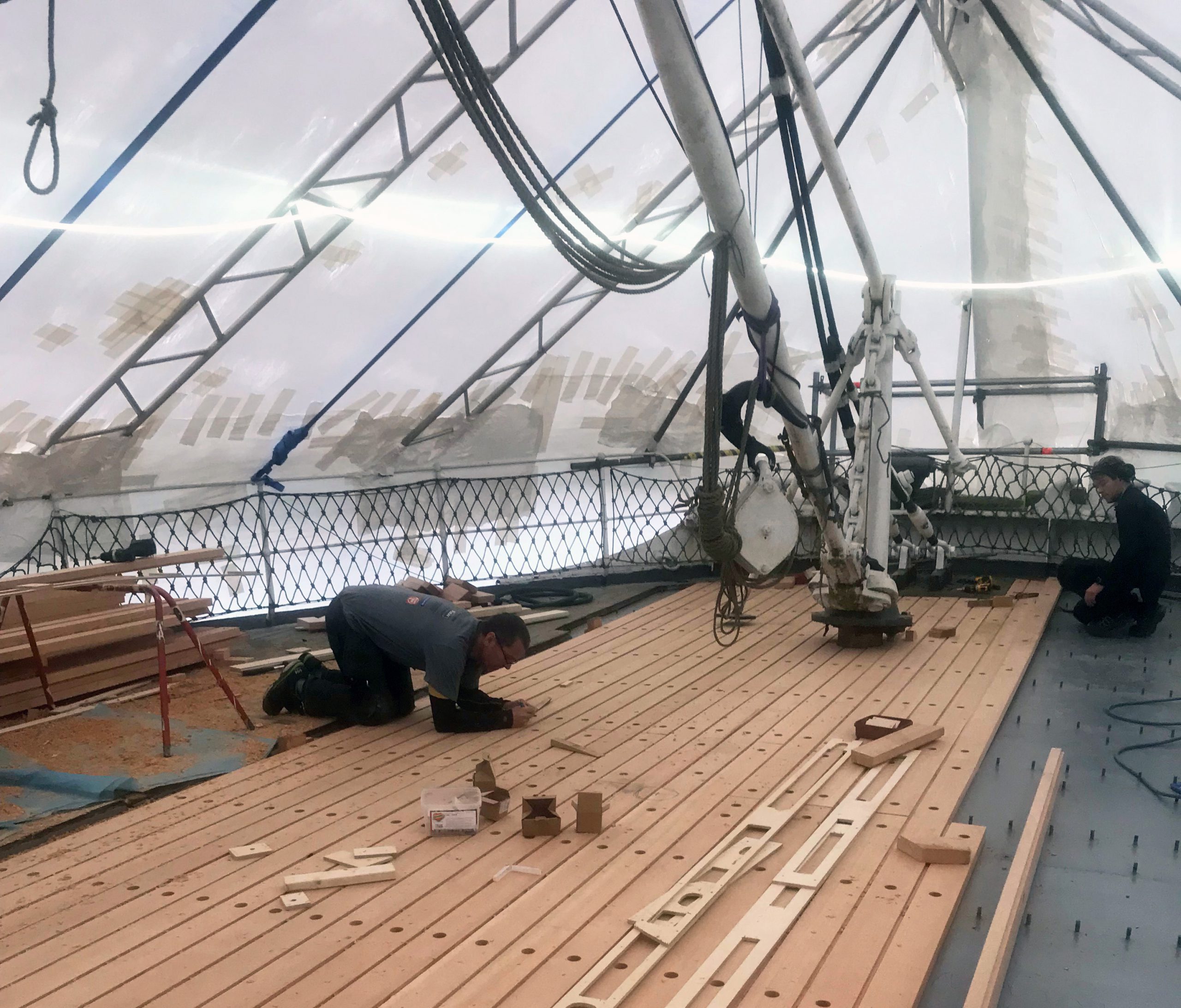 Bild på hantverkare som lägger nytt däck på fartyget Barken Viking