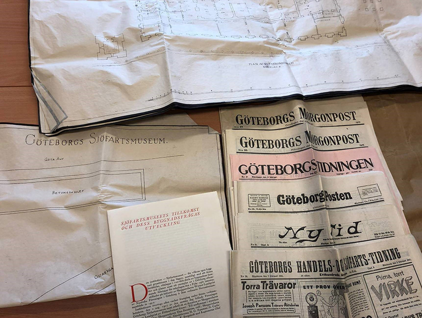 Byggnadsritningar, en historisk skrift och sex dagstidningar från 1931.