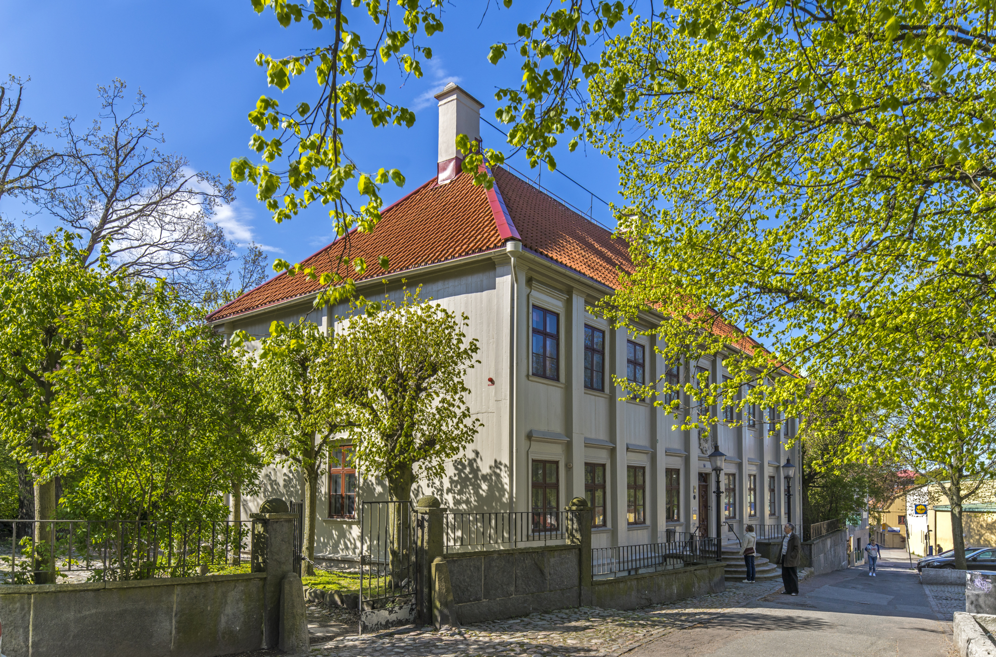 Utanför Gathenhielmska Huset och Trädgården vid Stigbergstorget.
