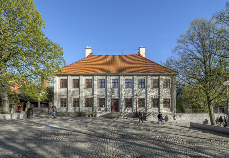 Stigbergstorget och framsidan av det grå trähuset Gathenhielmska Huset