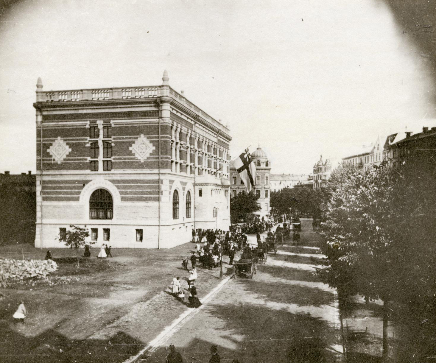 Invigning av biblioteket 6 oktober 1900. Framför huset står en folkmassa.