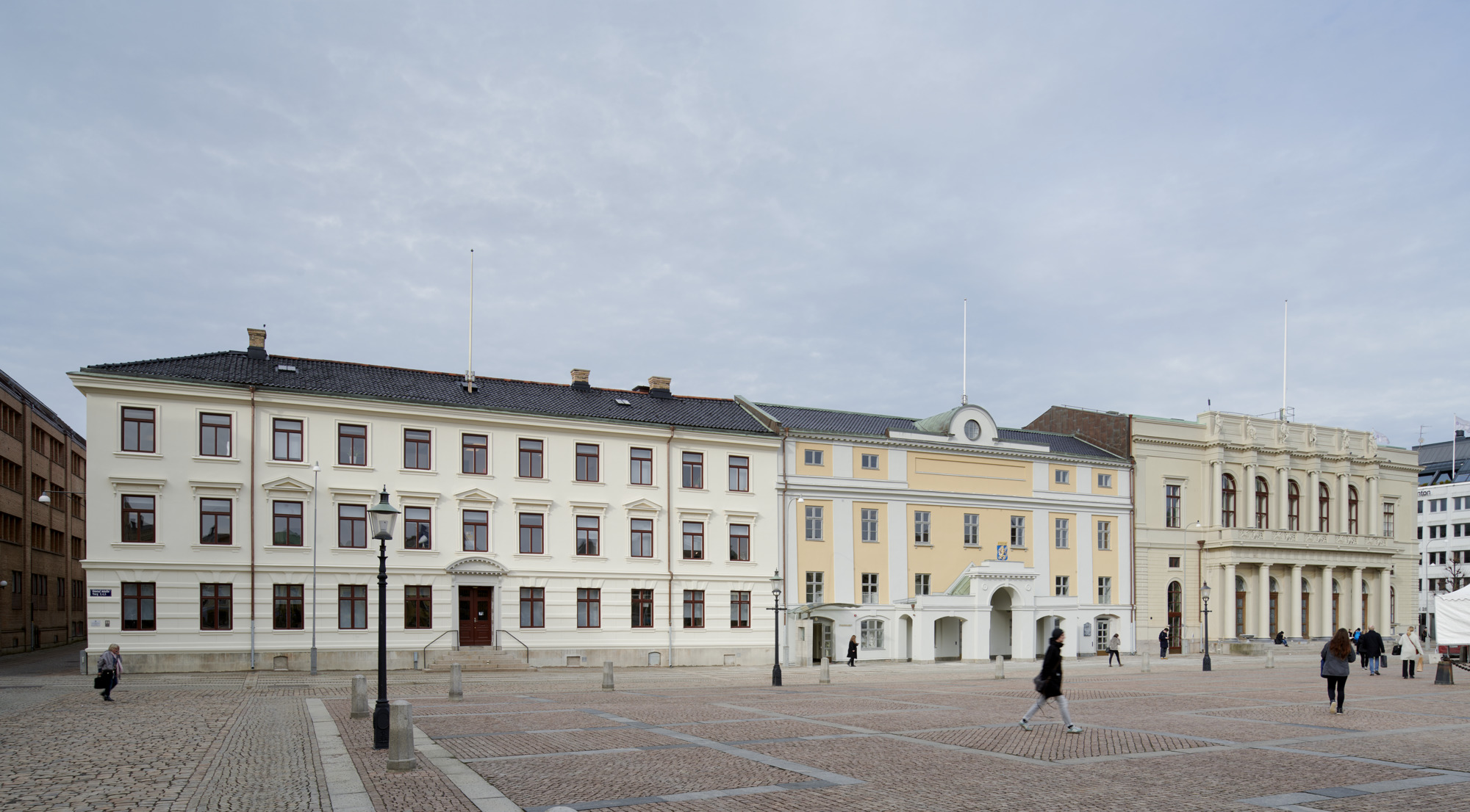 Utsidan av Kvarteret Högvakten på Gustaf Adolfs Torg.