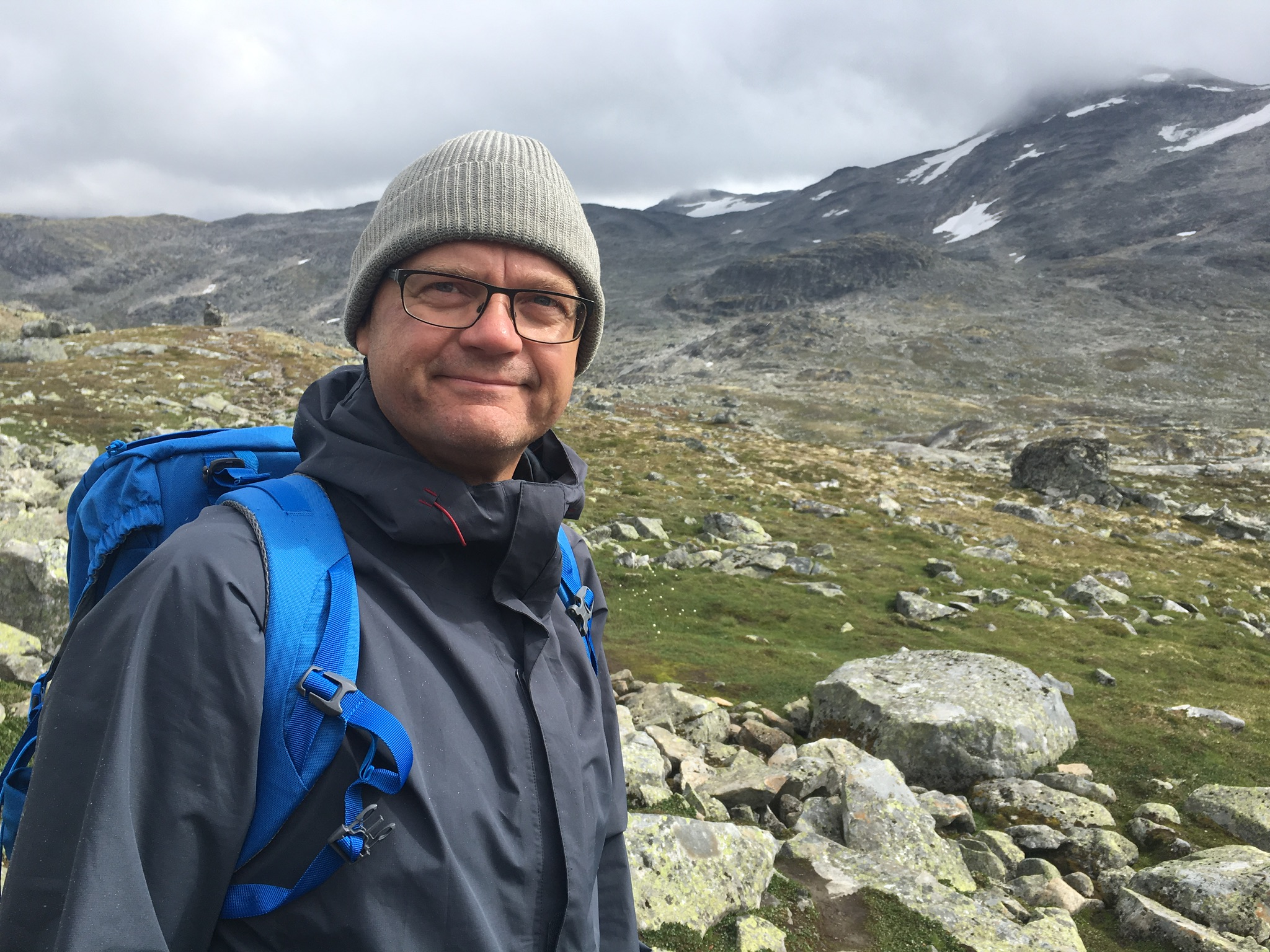 Bild på Tomas Bech med vandringsklädsel i bergen