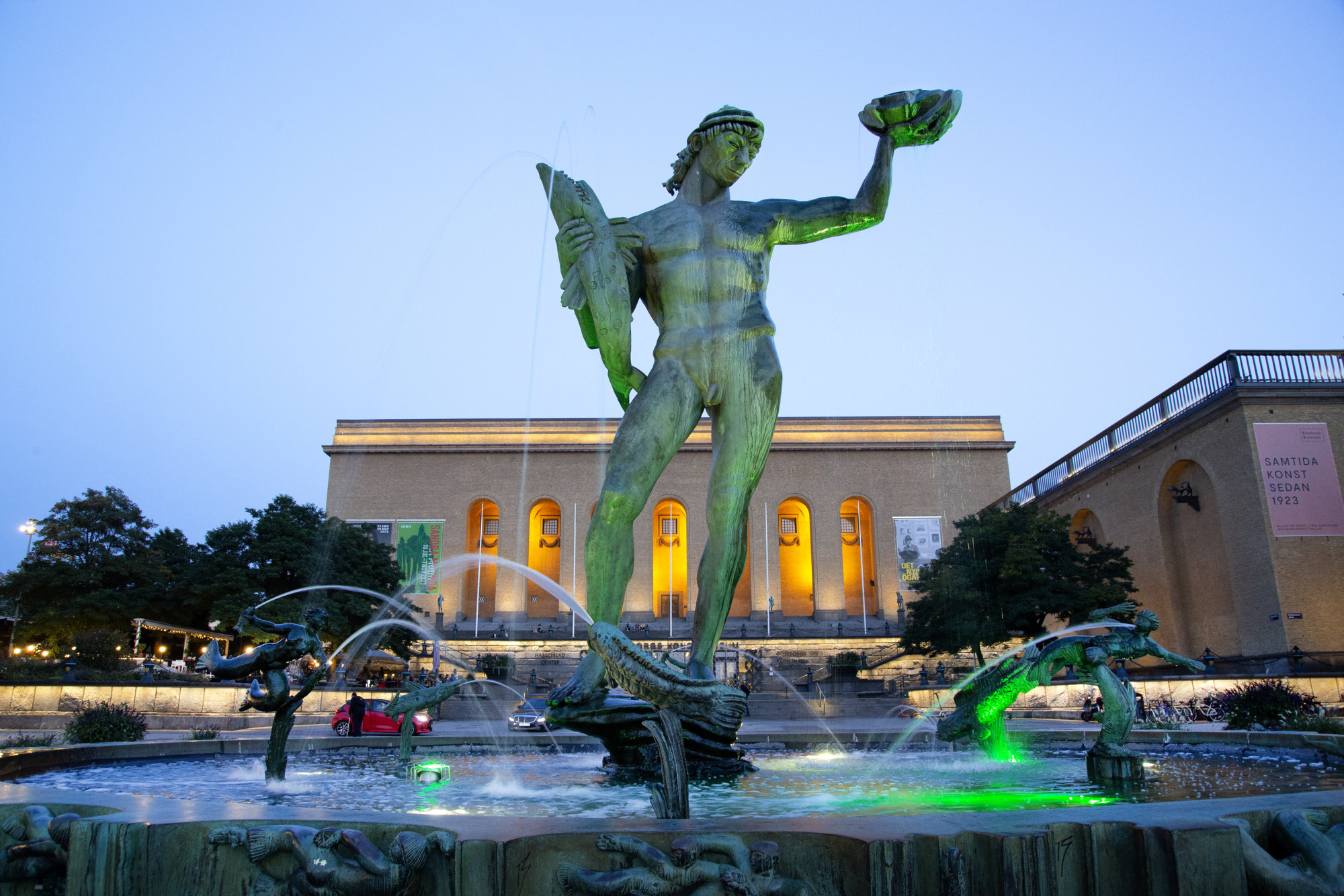 Poseidon-statyn och Göteborgs konstmuseum lyser upp på Götaplatsen.