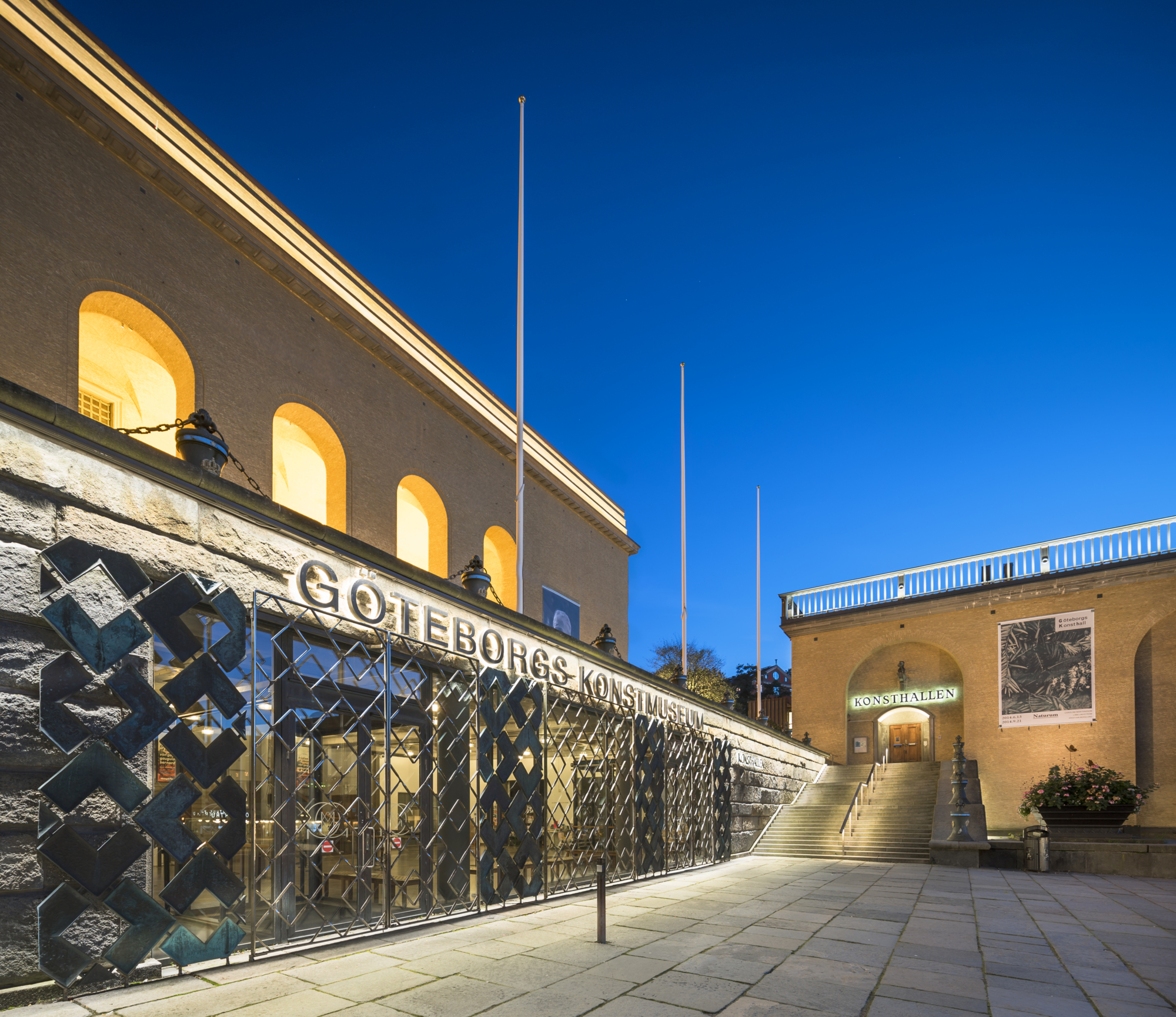 Kvällsbild från sidan på Göteborgs konstmuseums och konsthalls entréer 