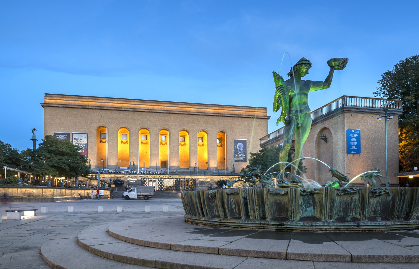 Poseidon-statyn och Göteborgs konstmuseum lyser upp vid Götaplatsen.