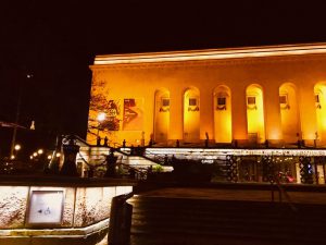 Göteborgs konstmuseum lyser i orange