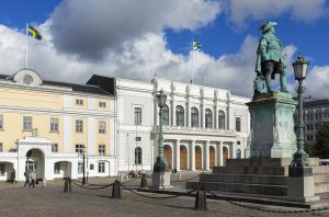Staty av Gustaf II Adolf på Gustaf Adolfs Torg framför Stadshuset och Börsen
