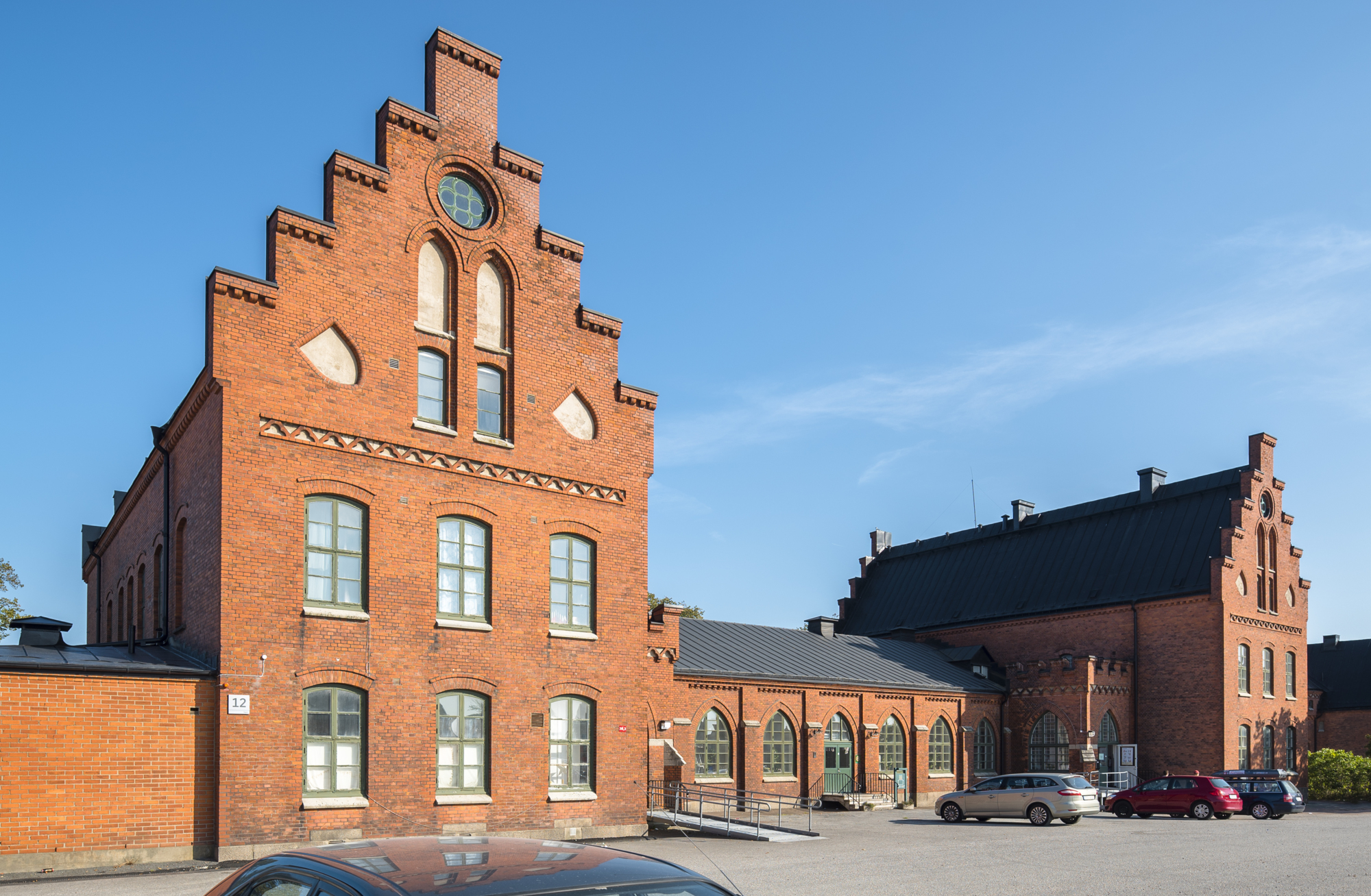 Röda tegelbyggnader på Kvibergs Kaserner.