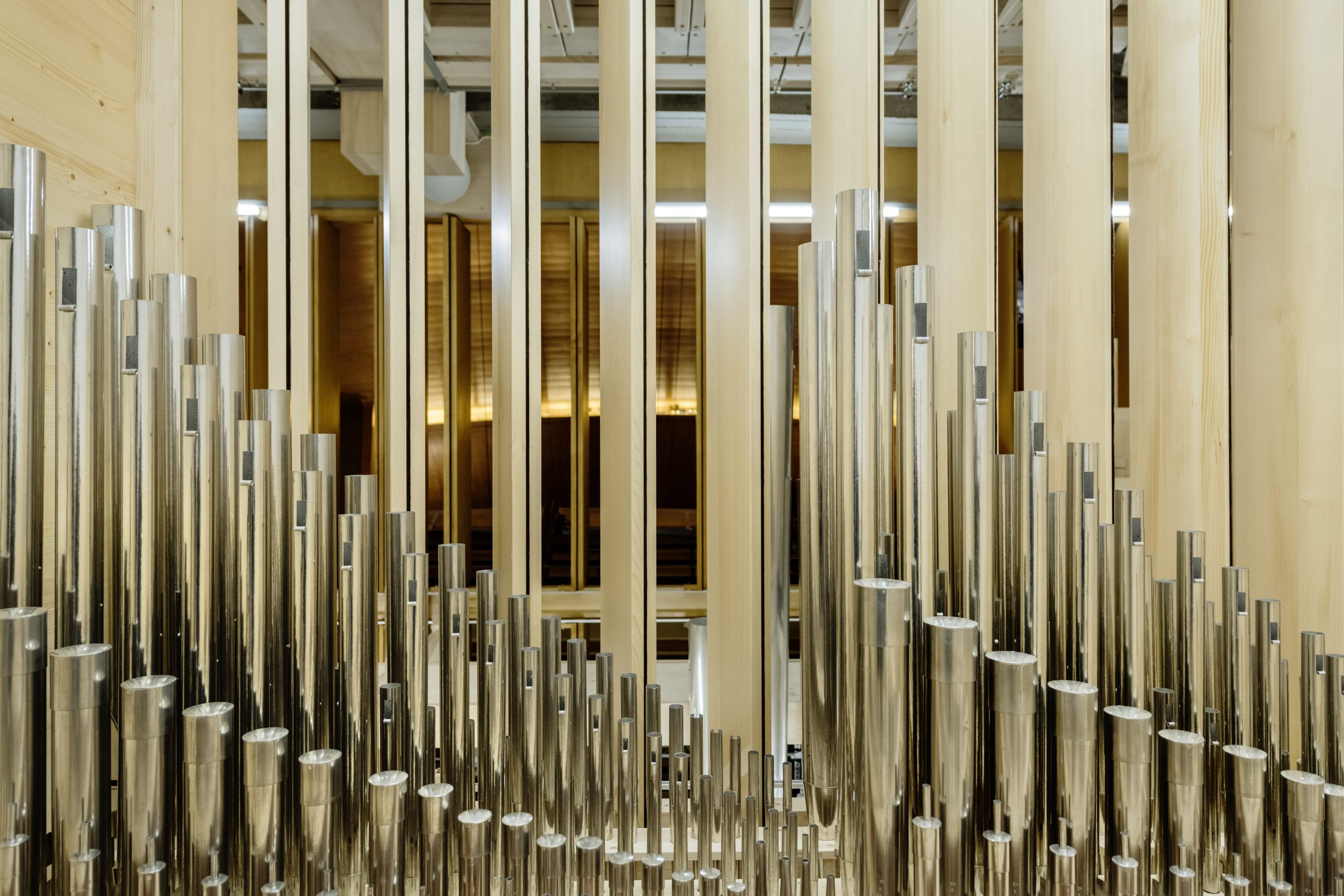 Närbild på pipor i en orgel.