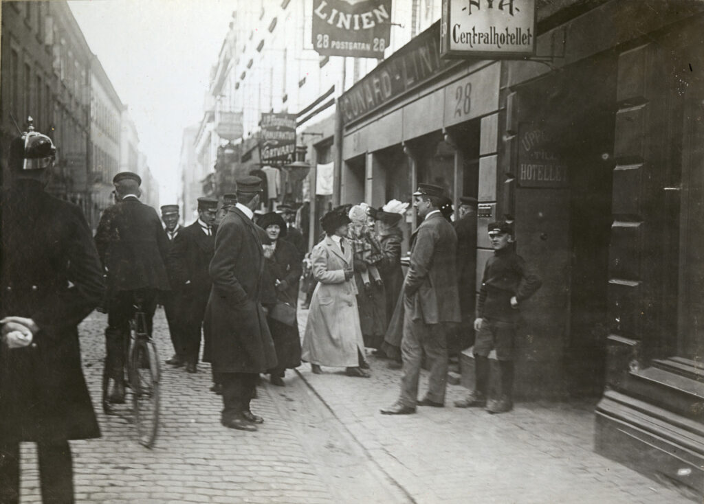 Människor i rörelse på Postgatan år 1912.