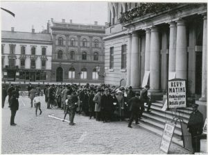 Kö vid folkomröstningen om förbud mot rusdrycksförsäljning 27 augusti 1922 utanför vallokalen vid Rådhuset vid Gustav Adolfs Torg.