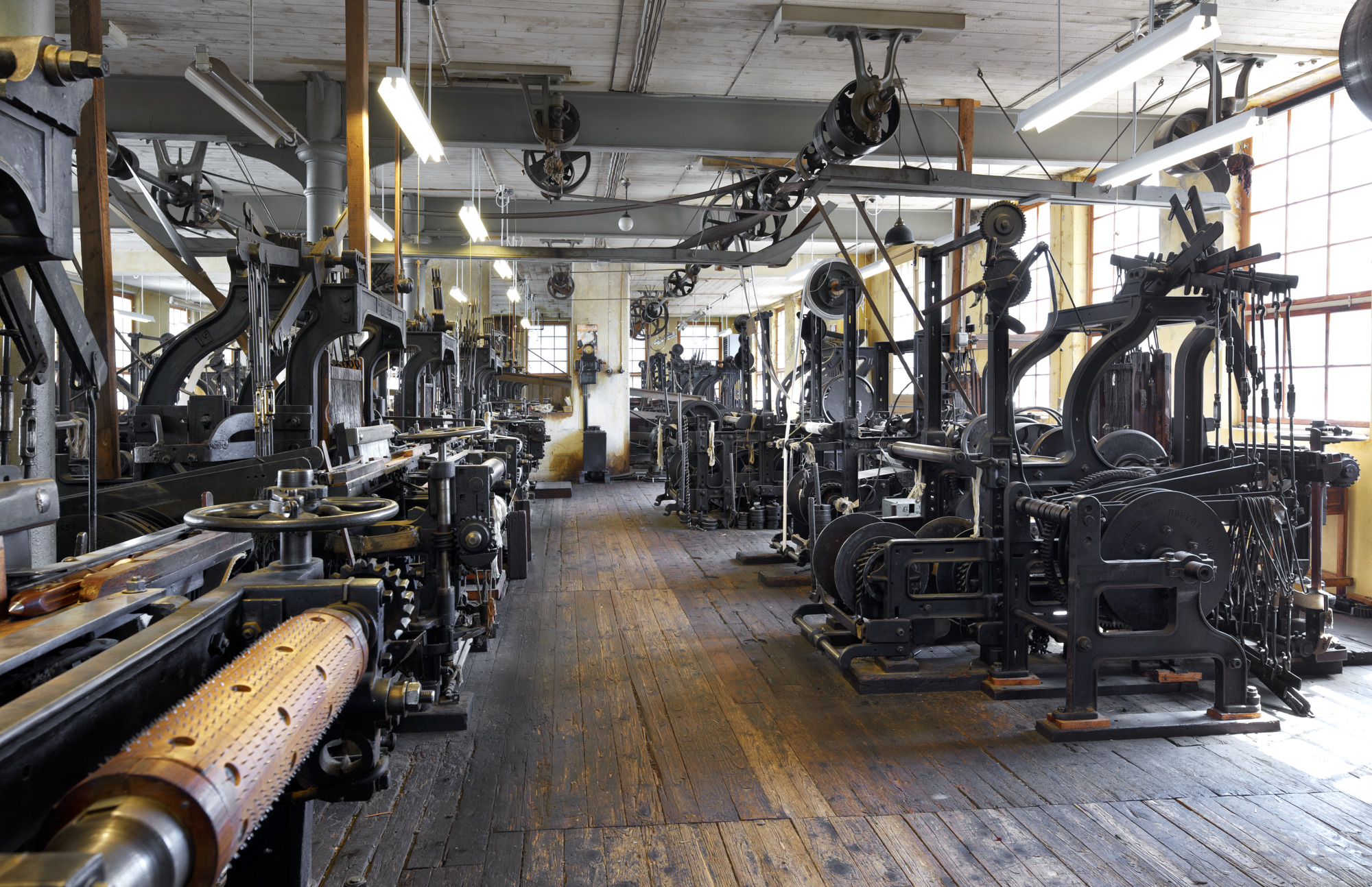 Interiörbild från Remfabriken som visar ett antal äldre maskiner