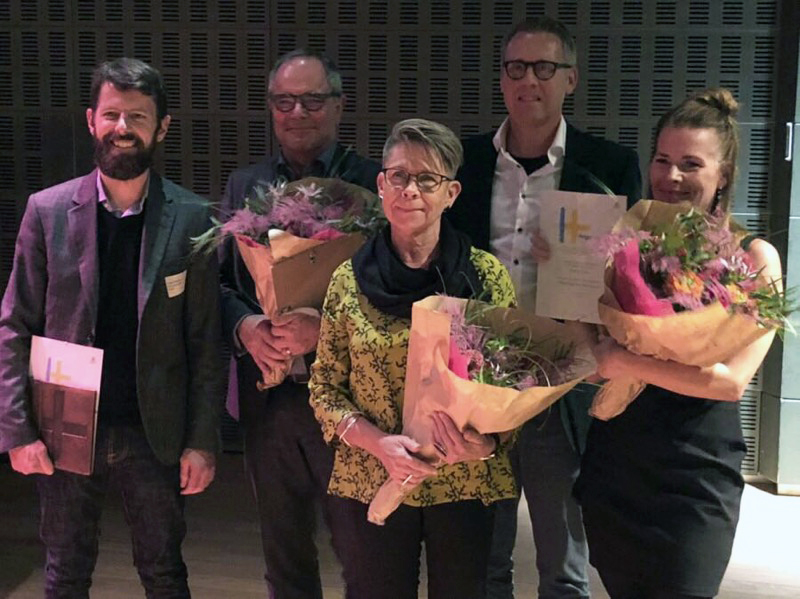 Representanter från Higab och GAJD Arkitekter med blommor, diplom och pris i händerna