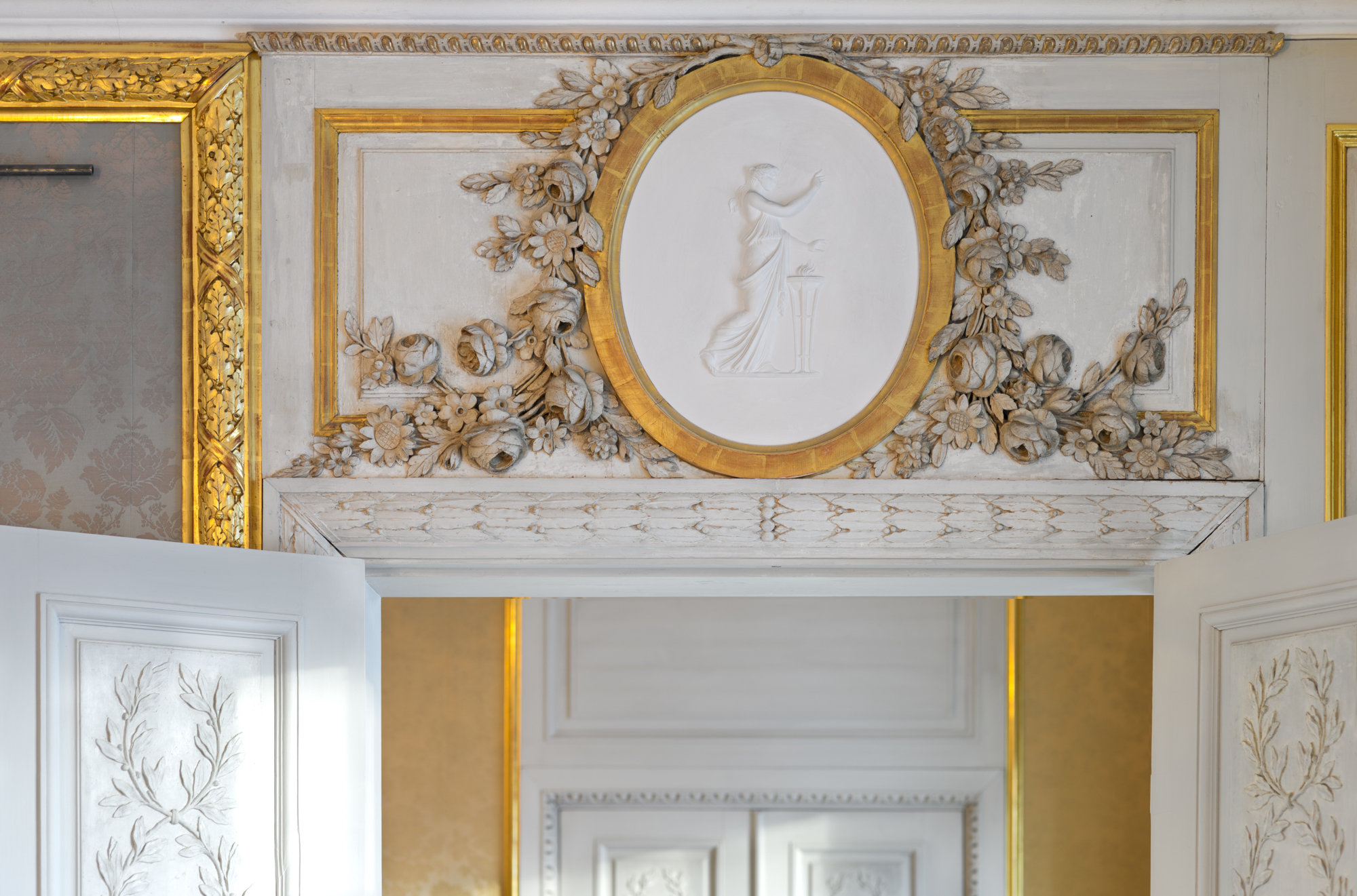 Dekorerad vägg i guldfärg på insidan av Sahlgrenska Huset.