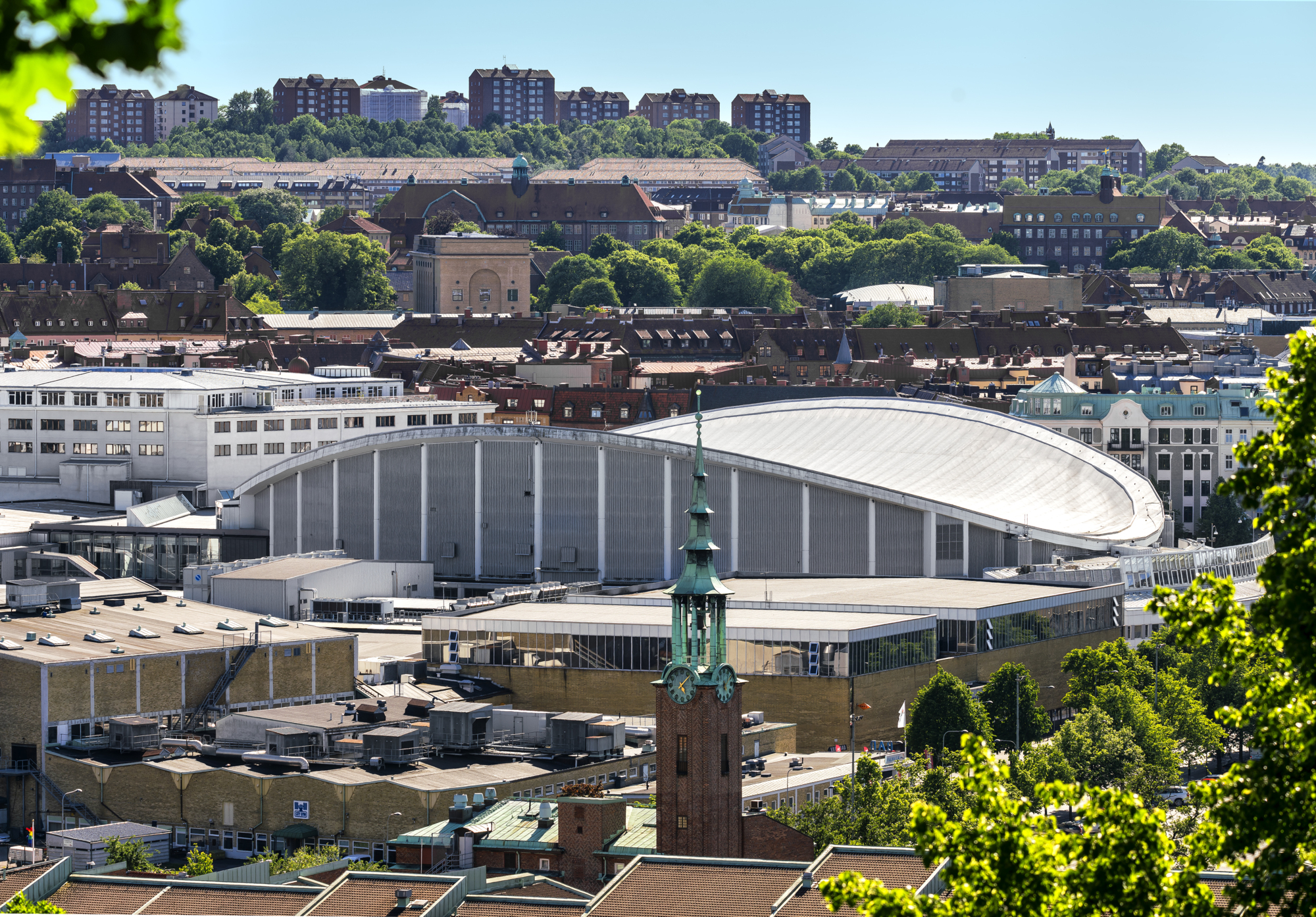 Utsiktsbild över stadsmiljö med en arena i mitten.