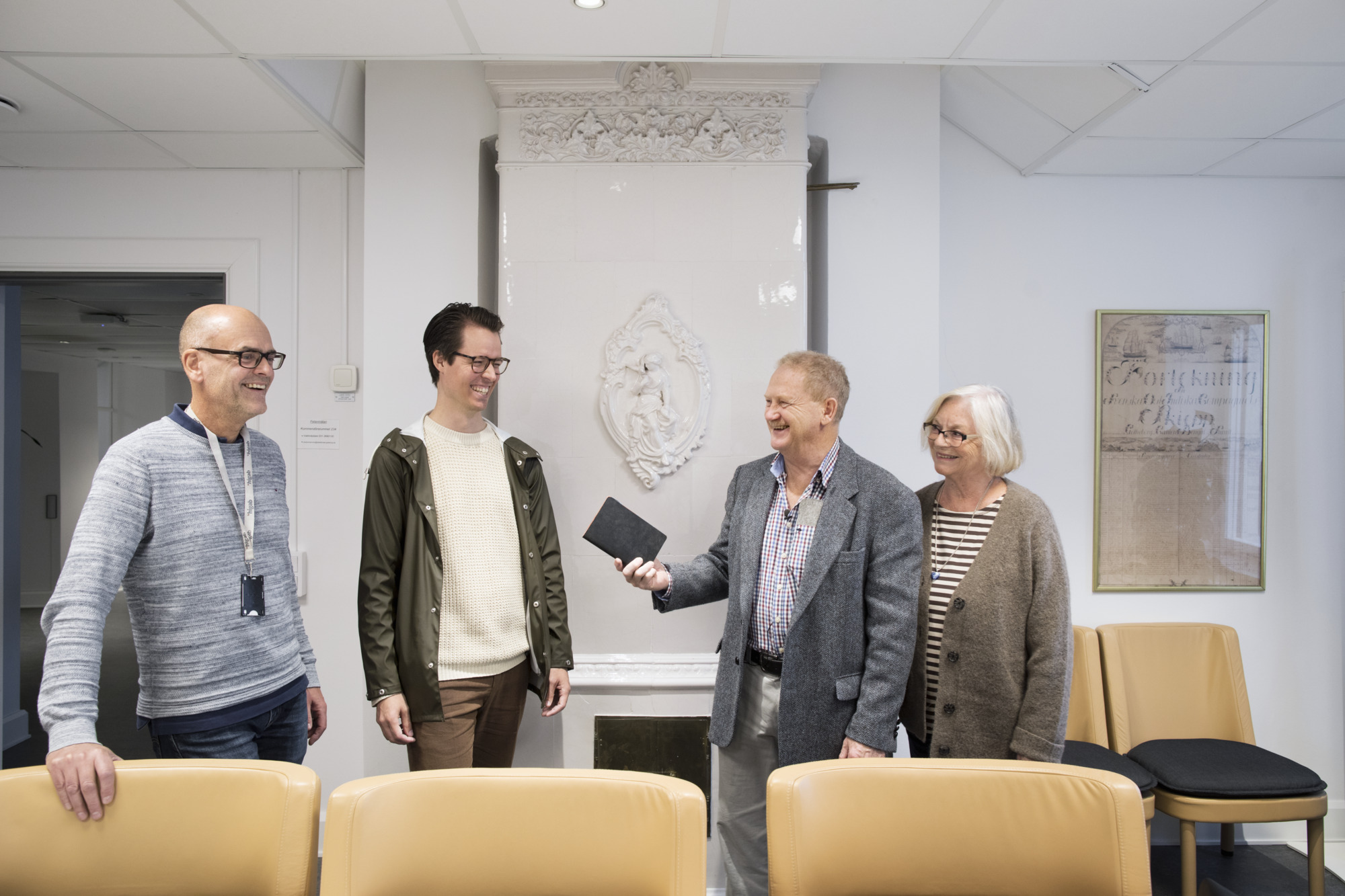 Svante Thun och Martin Lysell på Higab står i Wenngrenska Huset tillsammans med Mathias och Marilyn Cramér.