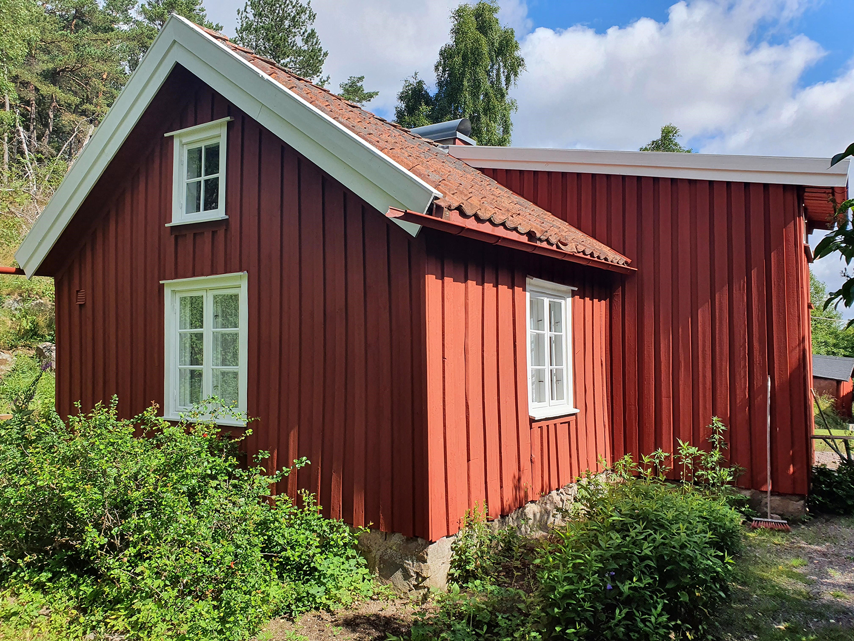 Utsidan av det rödmålade Torpet Klara.