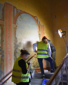 Gamla väggmålningar skrapas fram av studenter från Göteborgs universitet