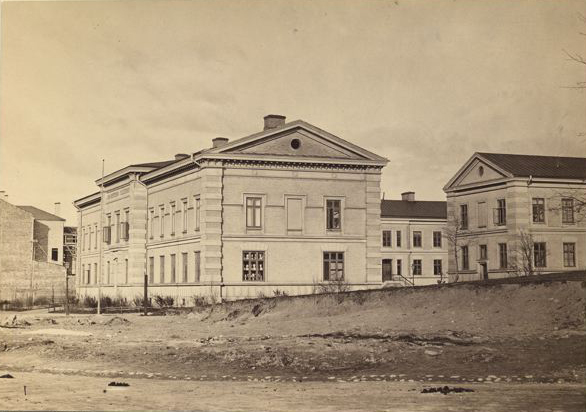 Historiskt foto på huvudbyggnaden från 1873