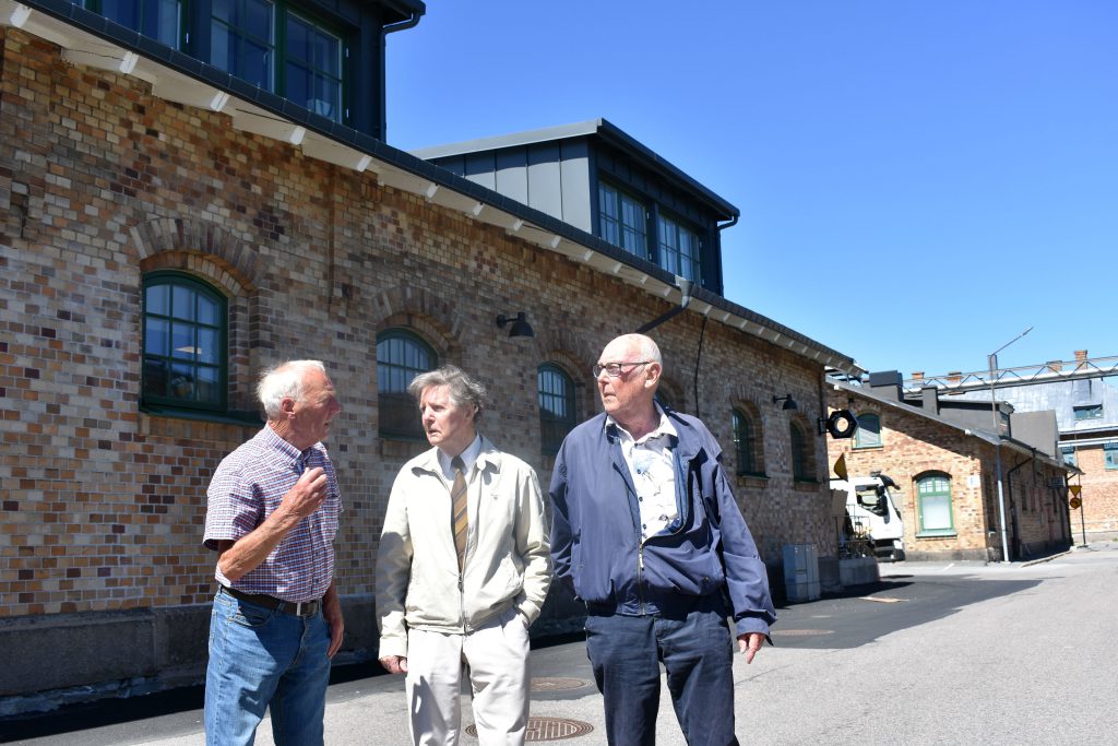 Bo Bengtsson, John Calvin och Taylor Holmén står och diskuterar utanför Slakthuset