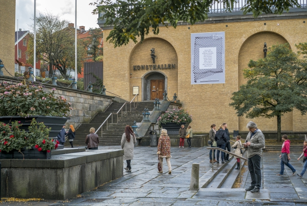 Exteriörbild på Göteborgs konsthalls entré med trappa