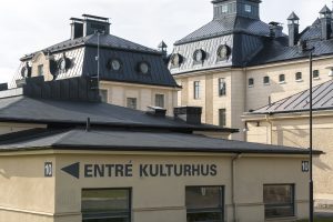 Del av Kulturhuset Kåken framför annan byggnad i Härlanda Park
