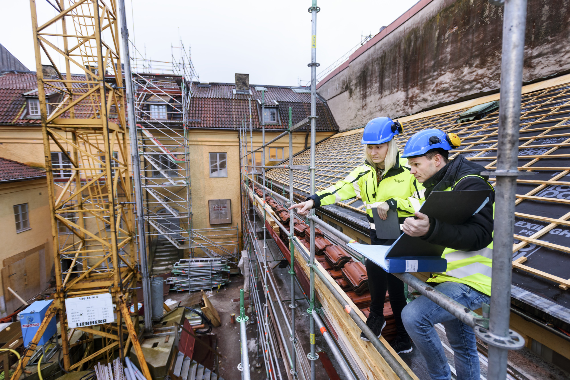 Två Higab-medarbetare tittar ut över byggarbetsplats