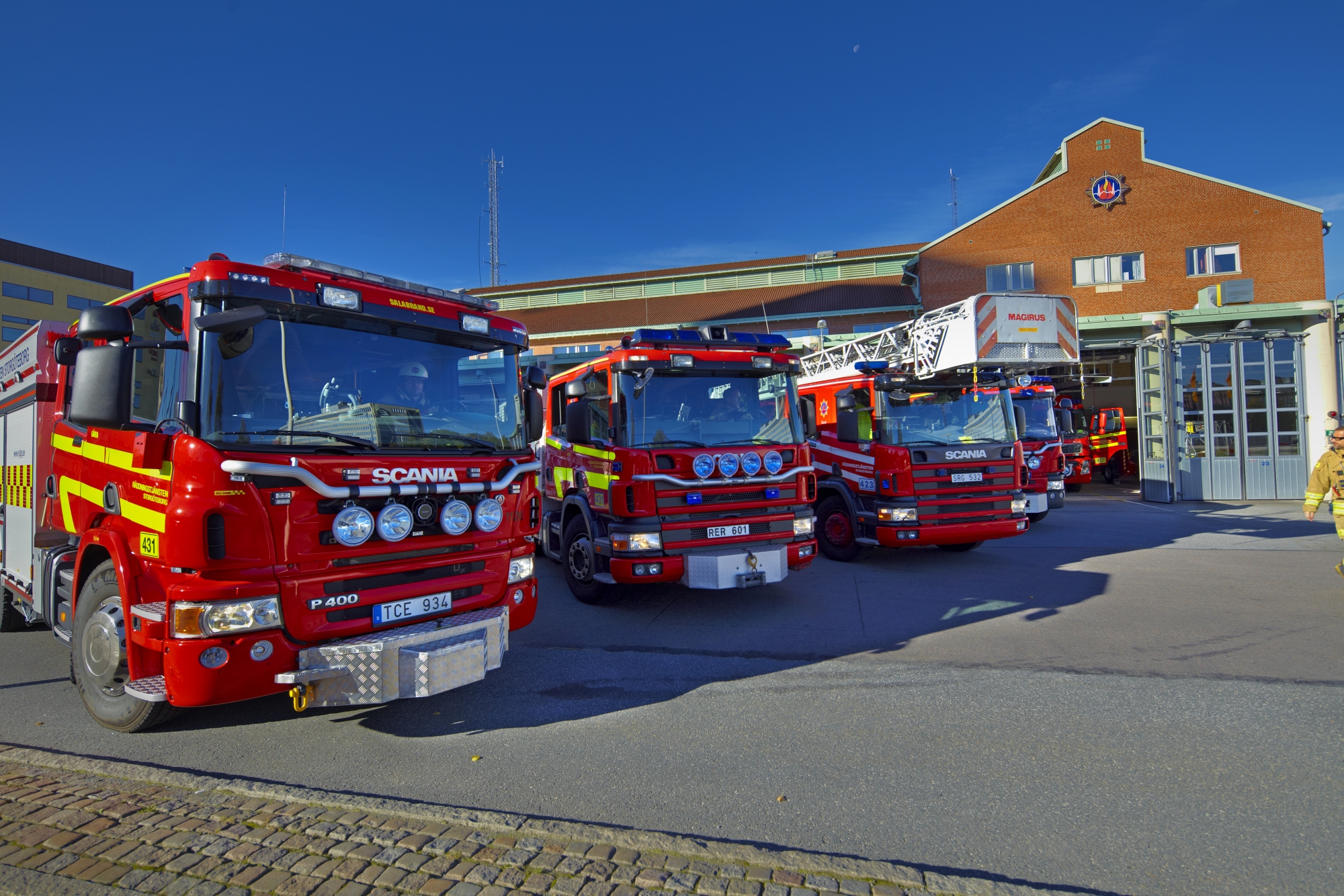 Brandbilar parkerade framför brandstationen i Gårda, Göteborg