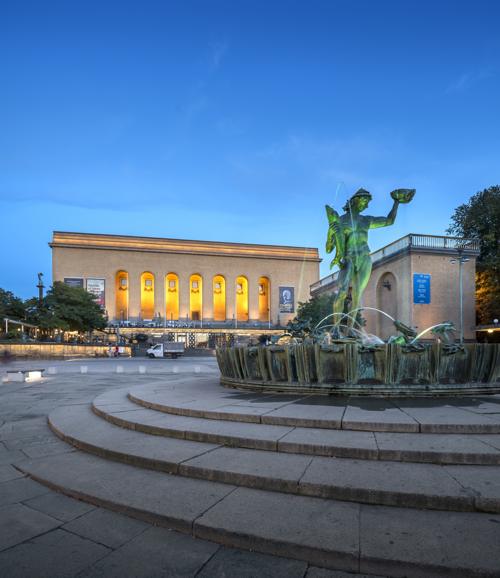Kvällsbild på Götaplatsen med Poseidon framför Göteborgs konstmuseum och konsthall