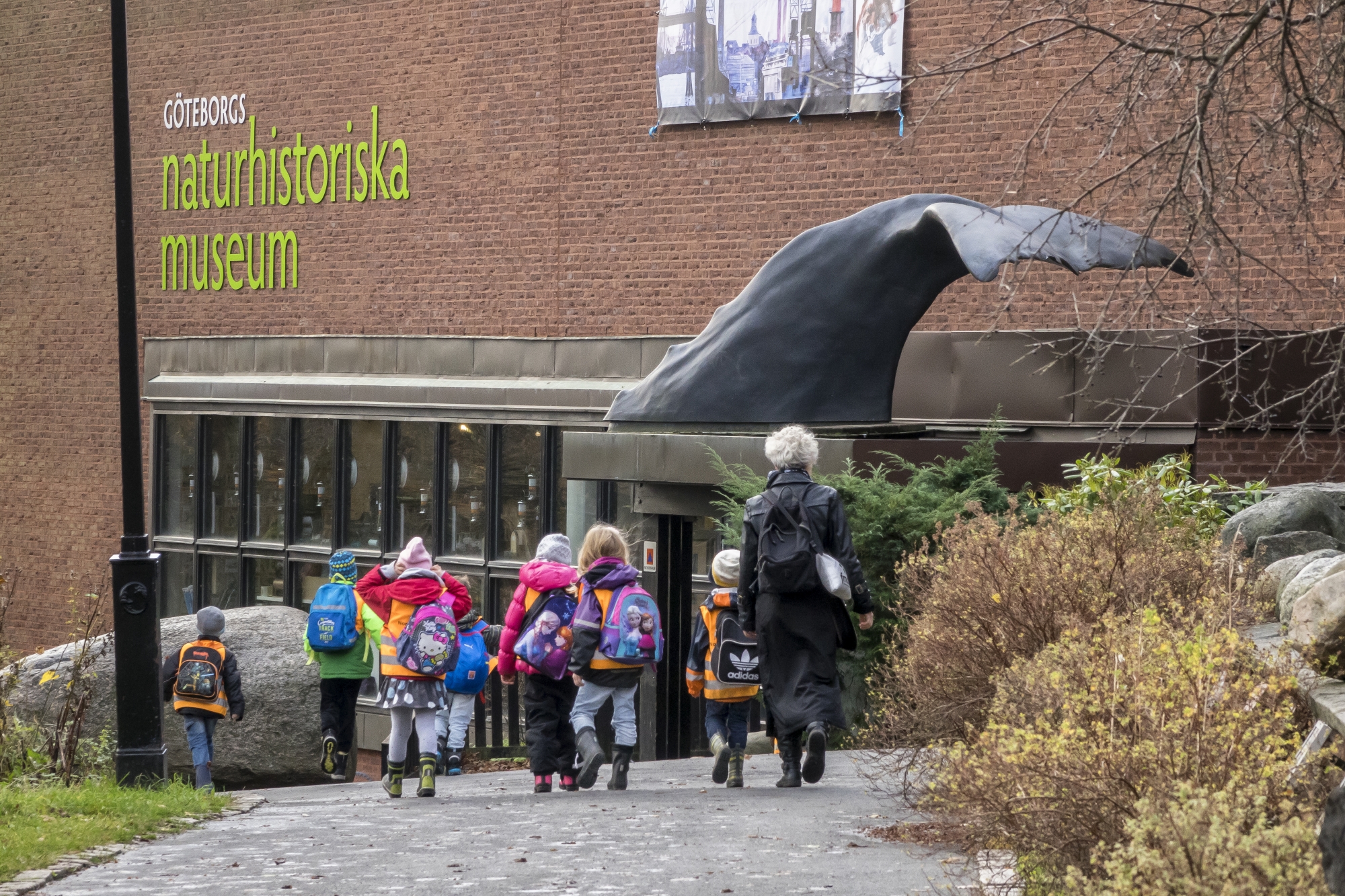 Barngrupp och lärare går framför Naturhistoriska museet
