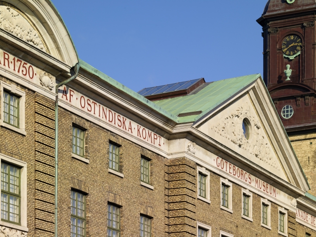 Närbild på fasaden och taket på Göteborgs konstmuseum. Till höger i bilden syns Tyska kyrkans torn.