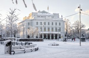 Snölandskap framför den vita stenbyggnaden Stora Teatern.